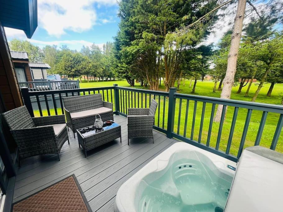 Hideaway Retreat With Hot Tub Villa ยอร์ค ภายนอก รูปภาพ