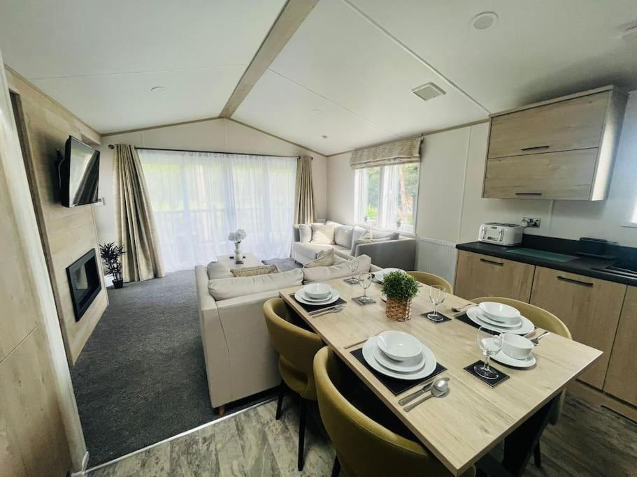 Hideaway Retreat With Hot Tub Villa ยอร์ค ภายนอก รูปภาพ
